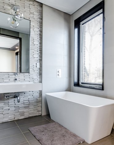 Comfort room with bath tub